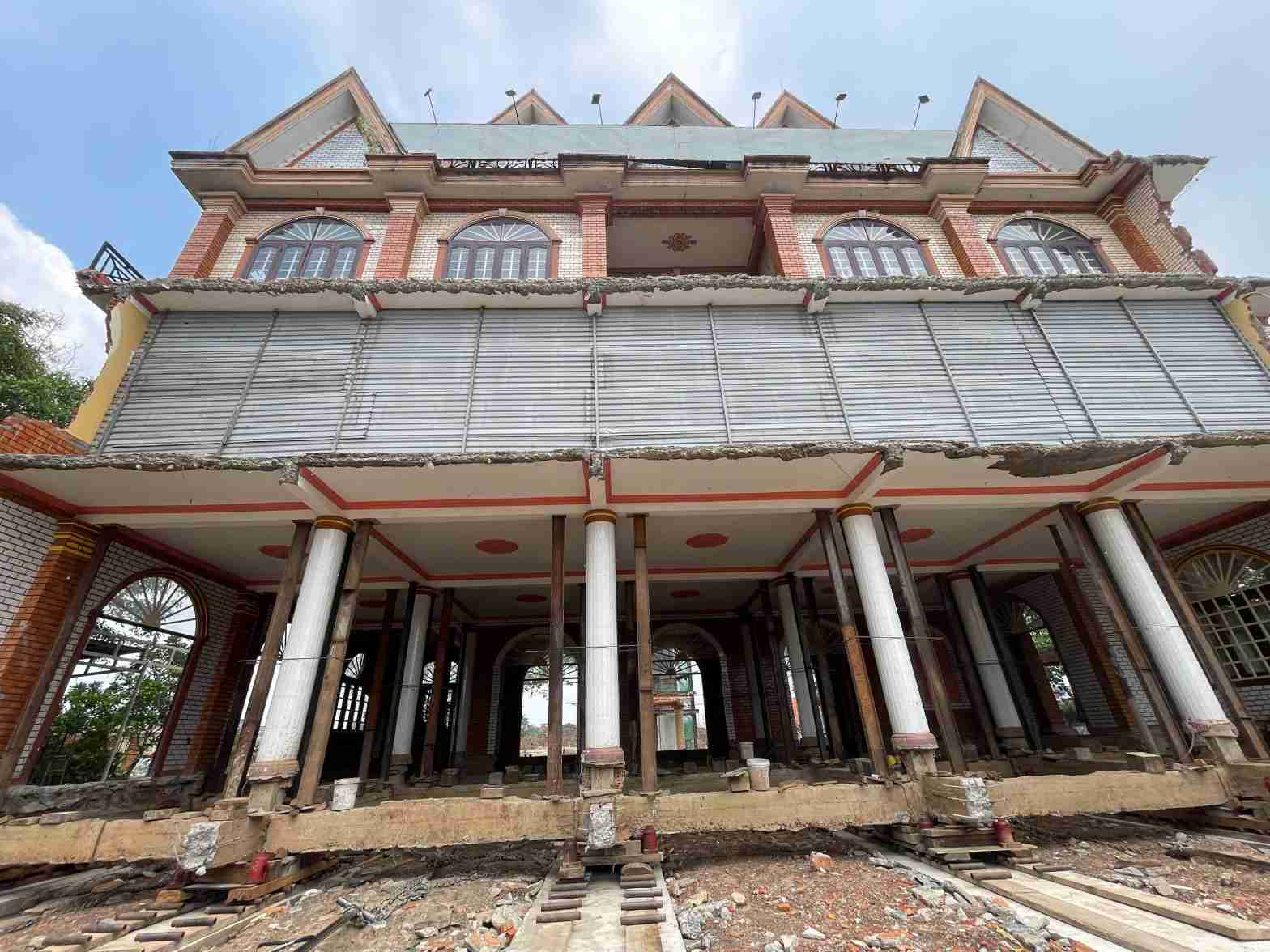 Toa nha nang khoang 1.000 tan dang duoc di doi. Anh: Duong Binh