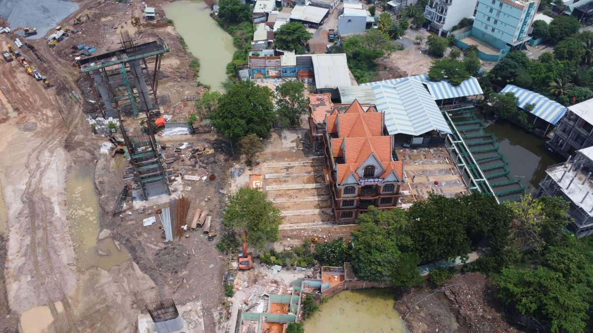 Toa nha duoc di doi de nhuong mat bang thi cong du an duong Vanh dai 3 TPHCM. Anh: Dinh Trong