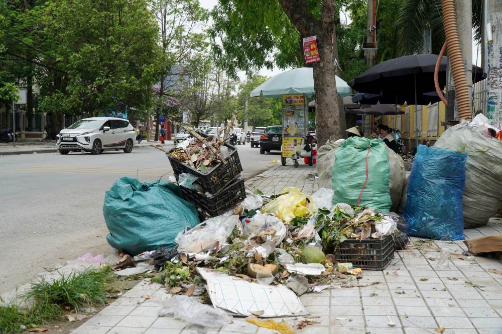 Rac thai sinh hoat cua nguoi dan chua duoc thu gom, chat thanh tung dong tren cac tuyen duong, con pho o TP Thanh Hoa. Anh: Quach Du