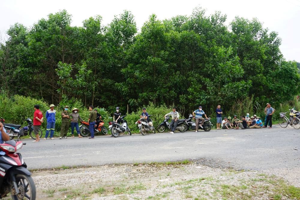 Khu vuc bai rac Dong Nam, noi nguoi dan dang tap trung phan ung ve viec tap ket rac tai day. Anh: Quach Du