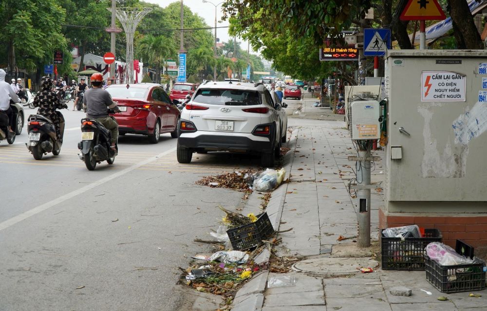 Rac thai chua duoc thu gom, bua vay tren nhieu tuyen duong tai TP Thanh Hoa. Anh: Quach Du