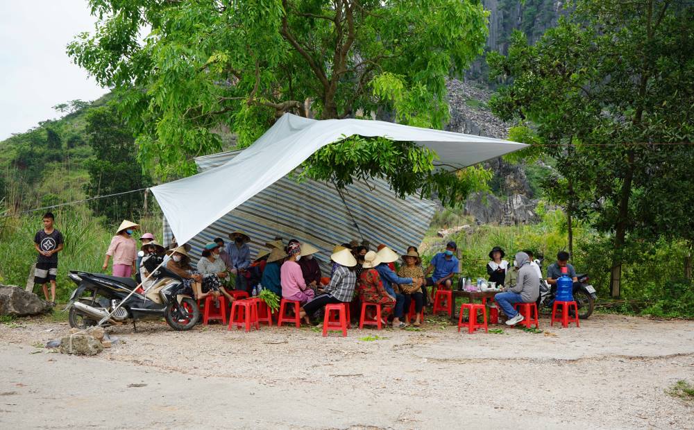 Nguoi dan tap trung, dung leu bat tai khu vuc cong dan vao bai rac Dong Nam nham phan doi viec tap ket rac tai day. Anh: Quach Du