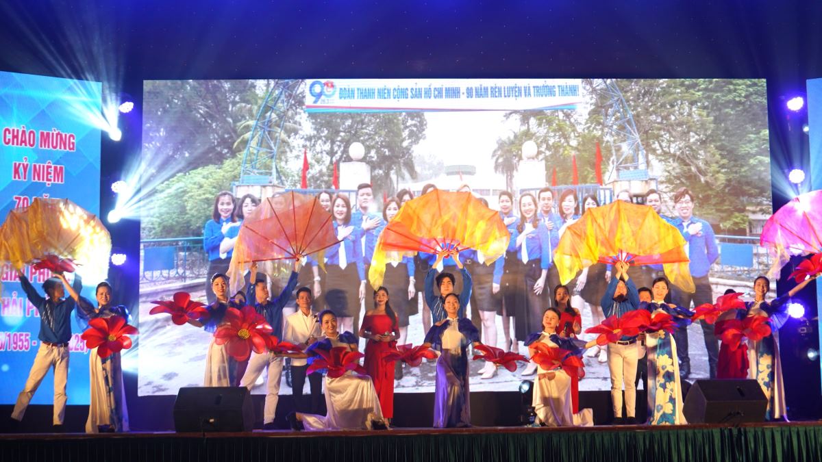 Chương trình văn nghệ tại lễ kỉ niệm 50 năm ngày thành lập. Ảnh: Mai Dung