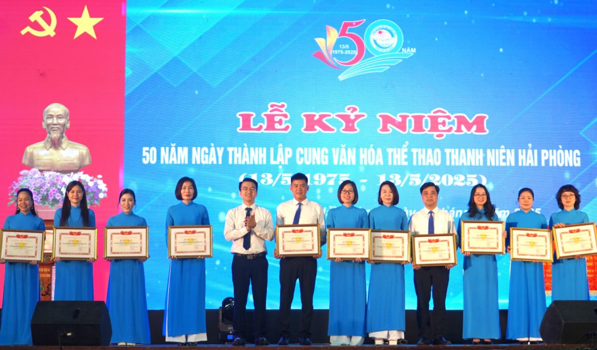 Thành đoàn Hải Phòng khen thưởng tập thể, cá nhân có thành tích xuất sắc. Ảnh: Mai Dung