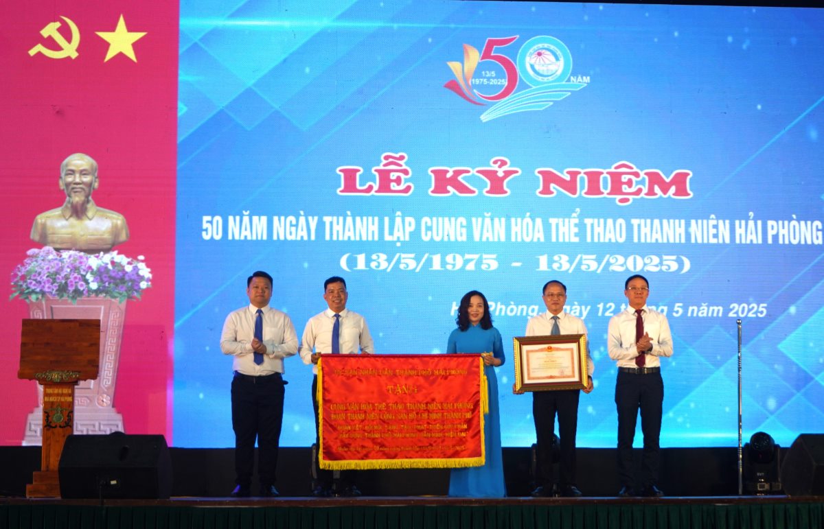 Cung Văn hóa thể thao Thanh niên nhận bằng khen của Thủ tướng Chính phủ và bức trướng của Chủ tịch UBND thành phố. Ảnh: Mai Dung