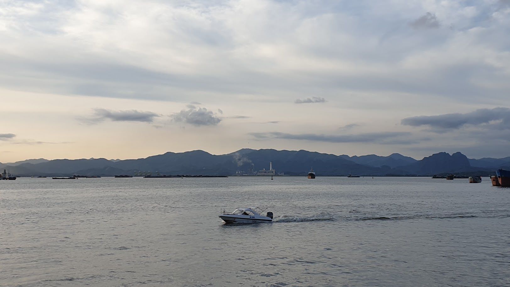 Cua Luc Bay, Ha Long City, Quang Ninh Province. Photo: Nguyen Hung