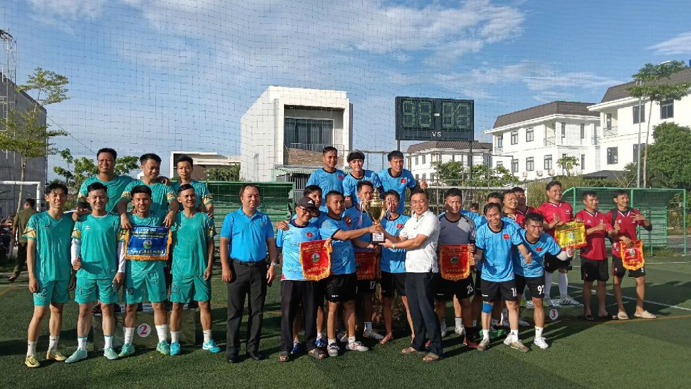 Ở môn Bóng đá nam (7 người) giải nhất thuộc về đội CĐCS Tàu cao tốc Superdong. Ảnh: LĐLĐ TP Rạch Giá