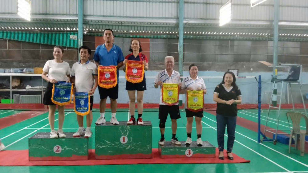El presidente de la Liga de la Republica de China, Qi Tran Thi Thu, entrego los premios a los equipos que participaron en los juegos. Foto: El equipo de la ciudad de Riachsia