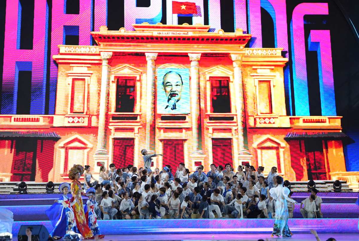 Tong duyet Le ky niem 70 nam Ngay giai phong Hai Phong - Thanh pho Anh hung va chuong trinh nghe thuat “Hai Phong - 70 nam niem tin va khat vong vuon minh”. Ảnh: Cong TTDT Hai Phong