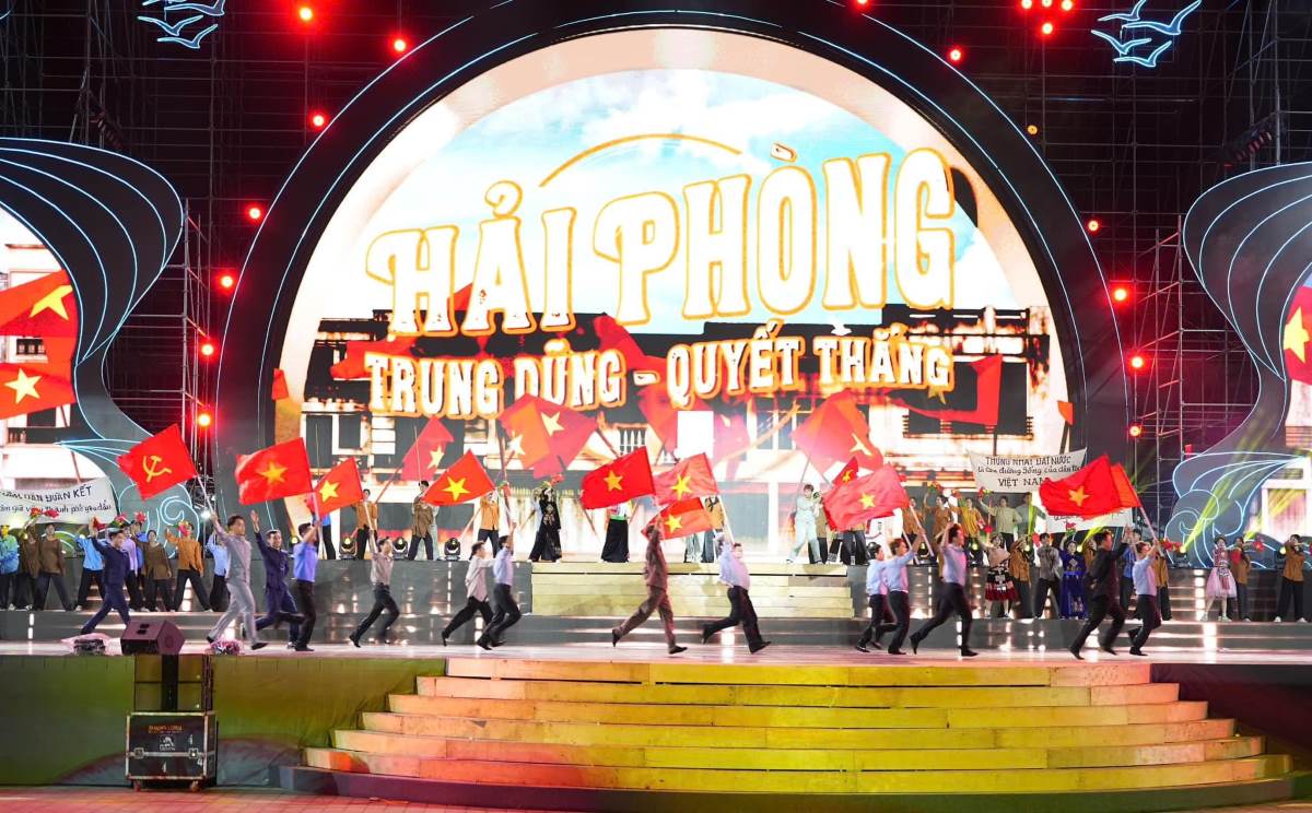 San khau hoanh trang tai le hoi Hoa Phuong Do 2025. Ảnh: Cong TTDT Hai Phong