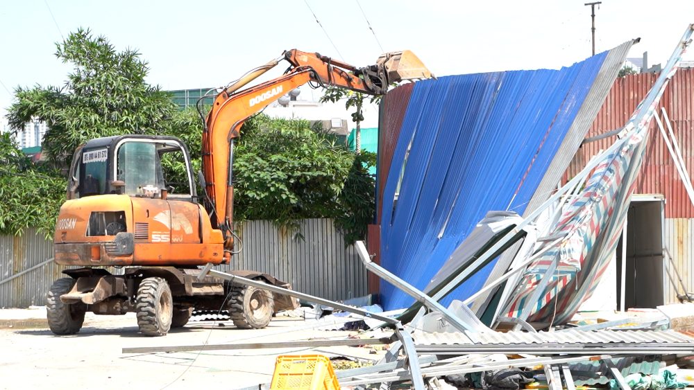 Desmontaje de obras infractoras en tierras agricolas despues de la reflexion del Diario del Trabajo. Imagen: El templo