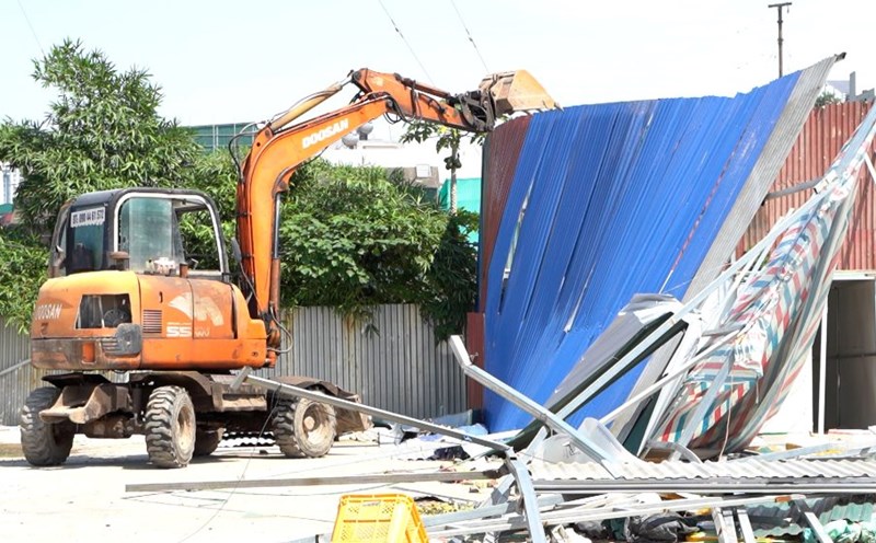Dismantling illegal constructions on agricultural land after being reported by Lao Dong Newspaper. Photo: Phu Temple