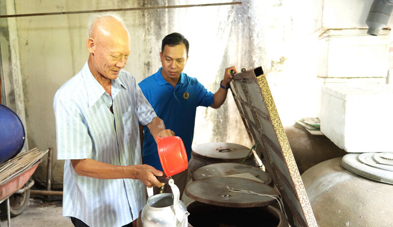 Mr. Nguyen Van Sanh, in Hamlet 3, Thanh Phu Commune, Cau Ke District, Tra Vinh Province, stores rainwater for daily cooking. Photo: Hoang Loc