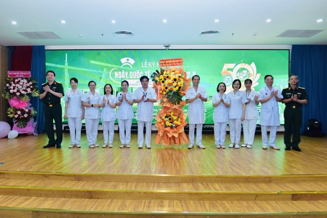 Military Hospital 175 organized a donation ceremony for 1,000 nurses at the hospital. Photo: DINH CHENH