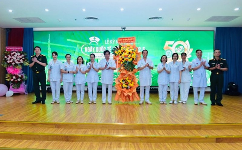 Military Hospital 175 organized a donation ceremony for 1,000 nurses at the hospital. Photo: DINH CHENH