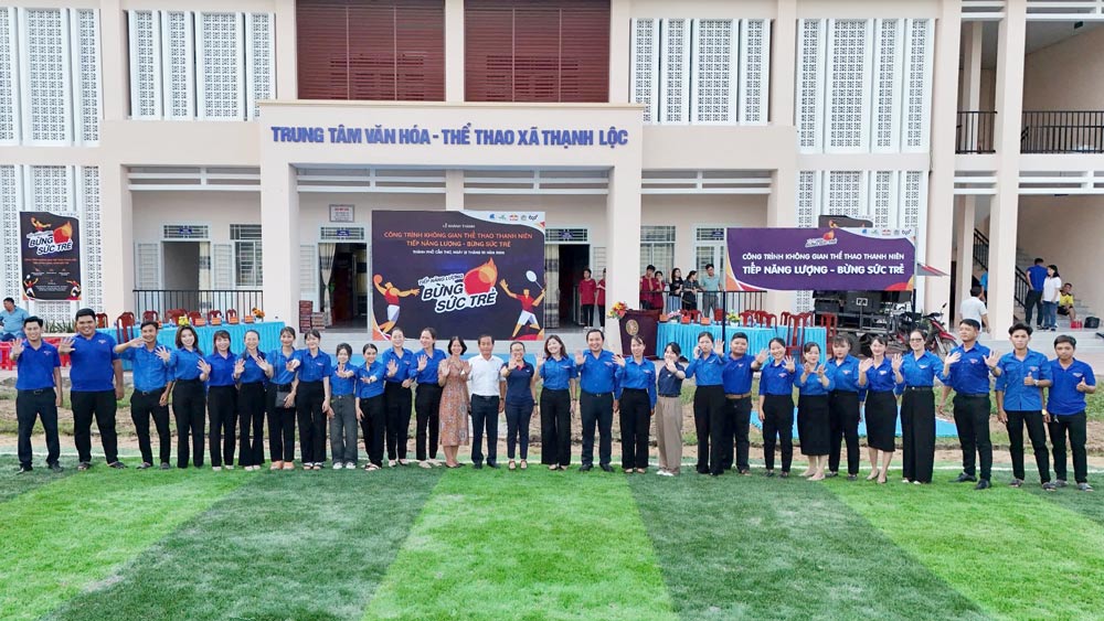 Representatives of TCP Vietnam Company, the Central Committee of the Vietnam Youth Union and the National Volunteer Center at the Inauguration Ceremony of the project "Youth Sports Space - Recharge, rejuvenate youth" in Can Tho city. Photo: Provided by the enterprise