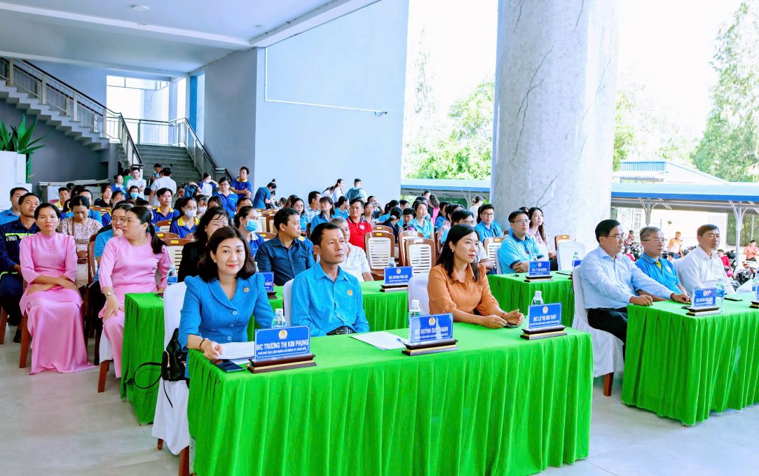 Quang cảnh buổi lễ phát động Tháng Công nhân; Tháng hành động về An toàn, vệ sinh lao động năm 2025 và khai mạc Giải Pickleball Công nhân viên chức, lao động TP Châu Đốc năm 2025. Ảnh: Kim Phụng