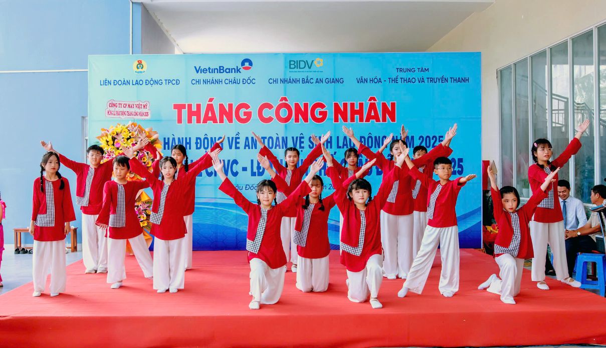 Văn nghệ chào mừng. Ảnh: Kim Phụng