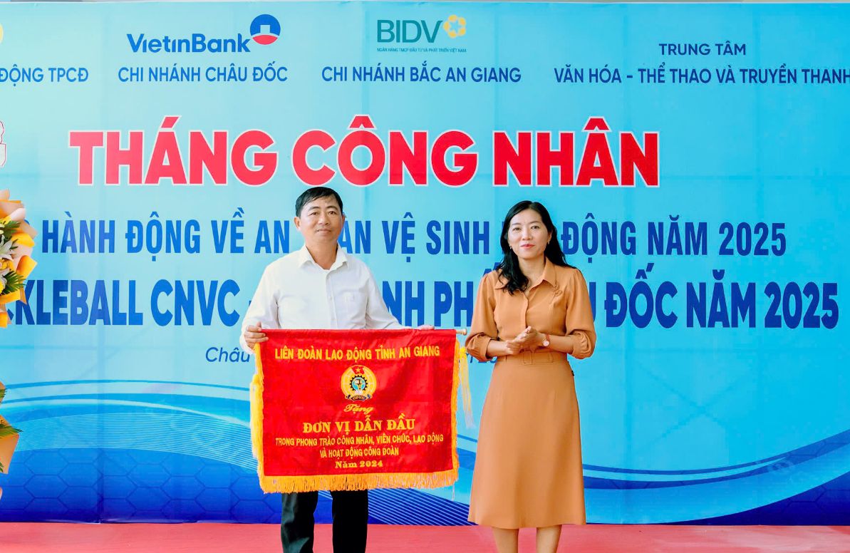 Bà Lư Thị Kim Thùy - Phó Chủ tịch LĐLĐ tỉnh trao Cờ LĐLĐ tỉnh tặng đơn vị dẫn đầu trong phong trào công nhân, viên chức, lao động và hoạt động công đoàn năm 2024 cho Công đoàn cơ sở Ban Khối Vận Thành ủy Châu Đốc Ảnh: Kim Phụng