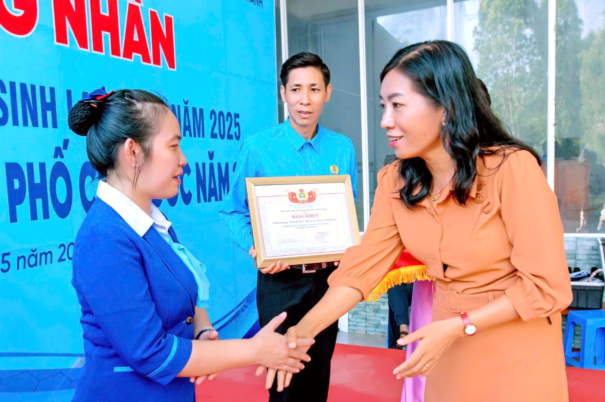 Phó Chủ tịch LĐLĐ tỉnh An Giang Lư Thị Kim Thùy trao Bằng khen LĐLĐ tỉnh cho tập thể, cá nhân đạt thành tích xuất sắc trong phong trào công nhân, viên chức, lao động và hoạt động công đoàn năm 2024. Ảnh: Kim Phụng