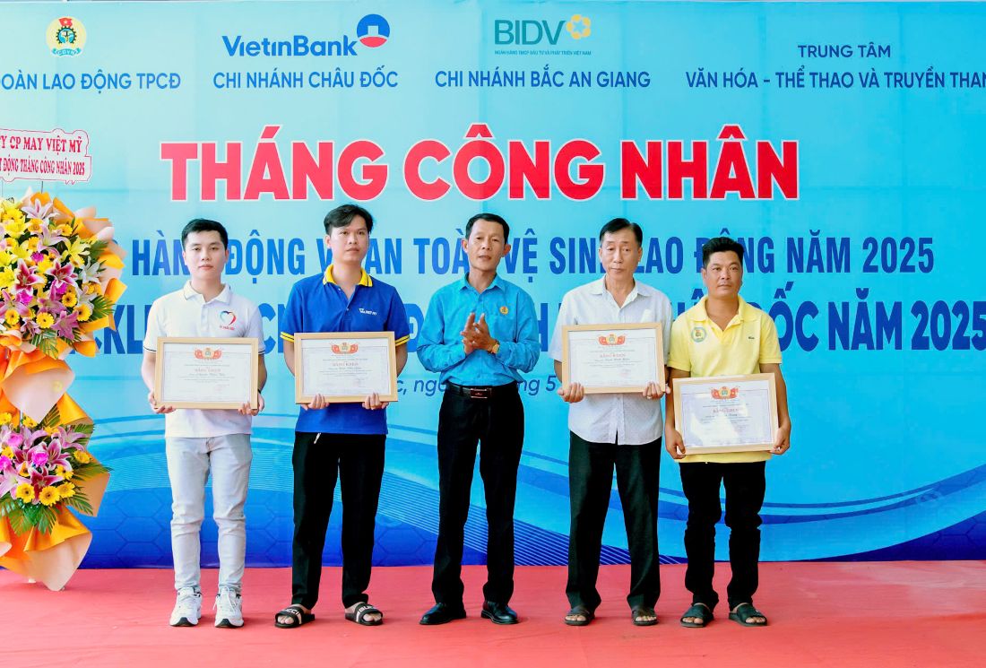 Chủ tịch LĐLĐ TP Châu Đốc Huỳnh Duy Thanh trao Bằng khen LĐLĐ tỉnh cho tập thể, cá nhân đạt thành tích xuất sắc trong phong trào công nhân, viên chức, lao động và hoạt động công đoàn năm 2024. Ảnh: Kim Phụng