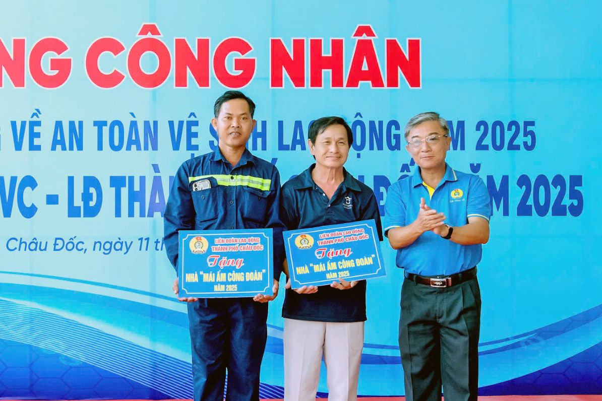 Ông Huỳnh Chí Oanh - Ủy viên Ban Thường vụ Thành ủy – Chủ tịch UBMTTQVN TP Châu Đốc trao hỗ trợ 2 Mái ấm Công đoàn cho đoàn viên khó khăn về nhà ở. Ảnh: Kim Phụng