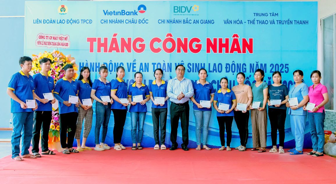 Dịp này, ông Huỳnh Bửu Toàn – Ủy viên Ban Thường vụ Thành ủy, Phó Chủ tịch UBND TP Châu Đốc trao hỗ trợ 15 đoàn viên, công nhân lao động có hoàn cảnh khó khăn. Ảnh: Kim Phụng