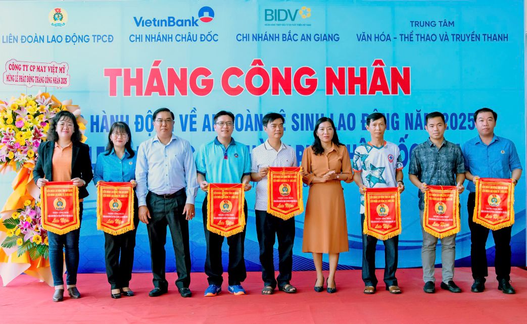 Phó Chủ tịch LĐLĐ tỉnh An Giang Lư Thị Kim Thùy và Phó Chủ tịch UBND TP Châu Đốc Huỳnh Bảo Toàn tặng cờ cho đại diện các đội tham gia Giải Pickleball. Ảnh: Kim Phụng  