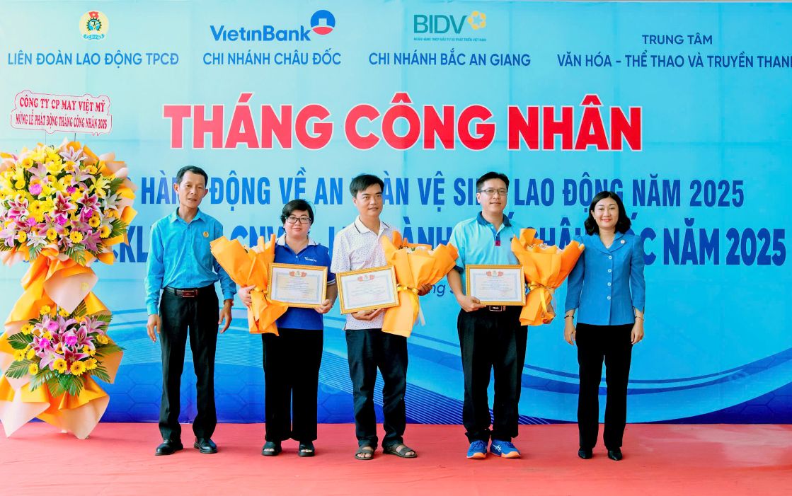 Ban tổ chức Giải Pickleball tri ân các đơn vị tài trợ. Ảnh: Kim Phụng
