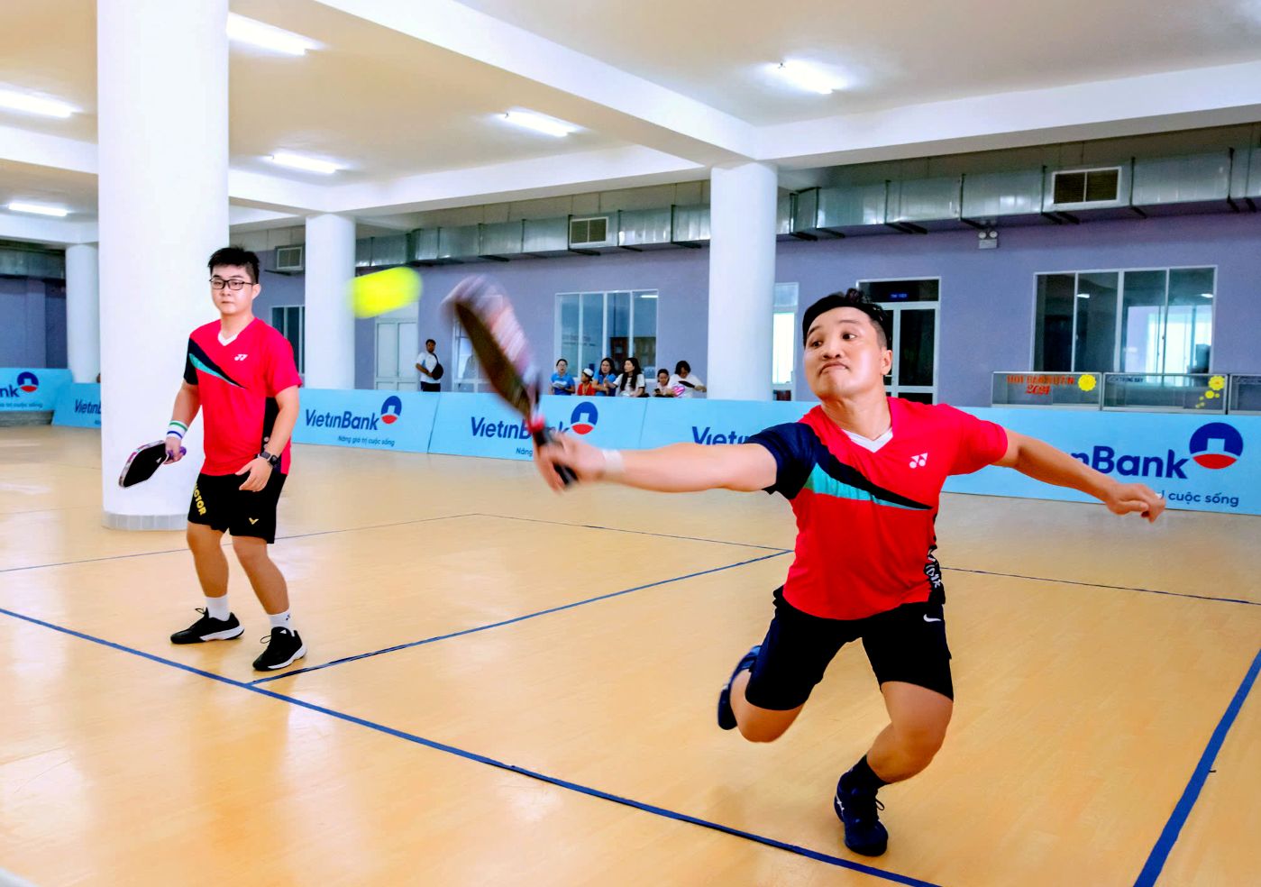 Nhiều vận động viên thi đấu với tinh thần máu lửa. Ảnh: Kim Phụng