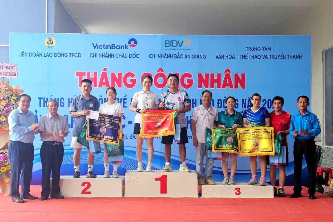 Trao thưởng cho các đơn vị đạt giải. Ảnh: Kim Phụng