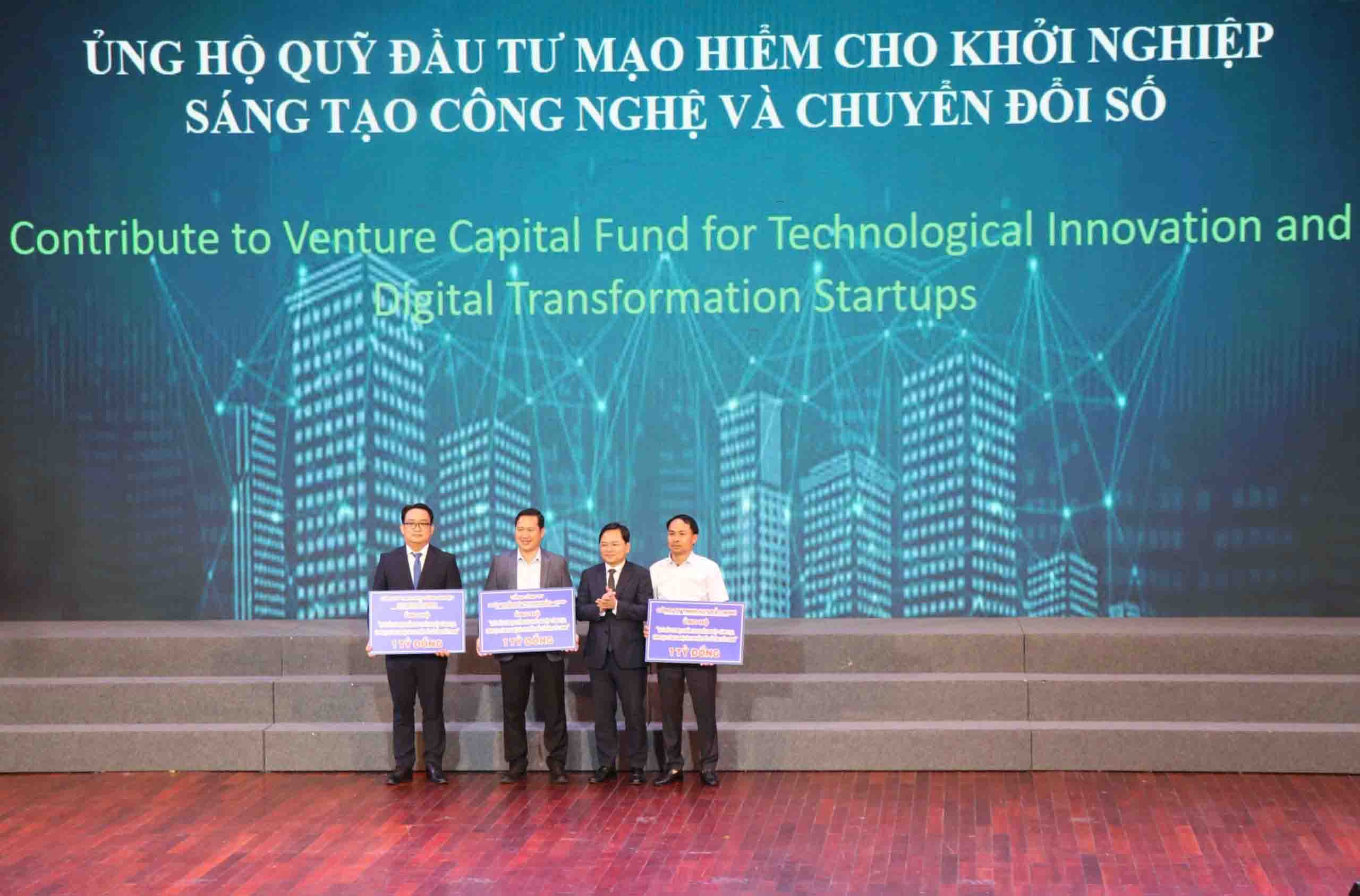 Các doanh nghiệp trao ủng hộ cho Quỹ đầu tư mạo hiểm cho khởi nghiệp sáng tạo, ươm tạo công nghệ và chuyển đổi số tỉnh Bắc Ninh. Ảnh: Hồng Hà  
