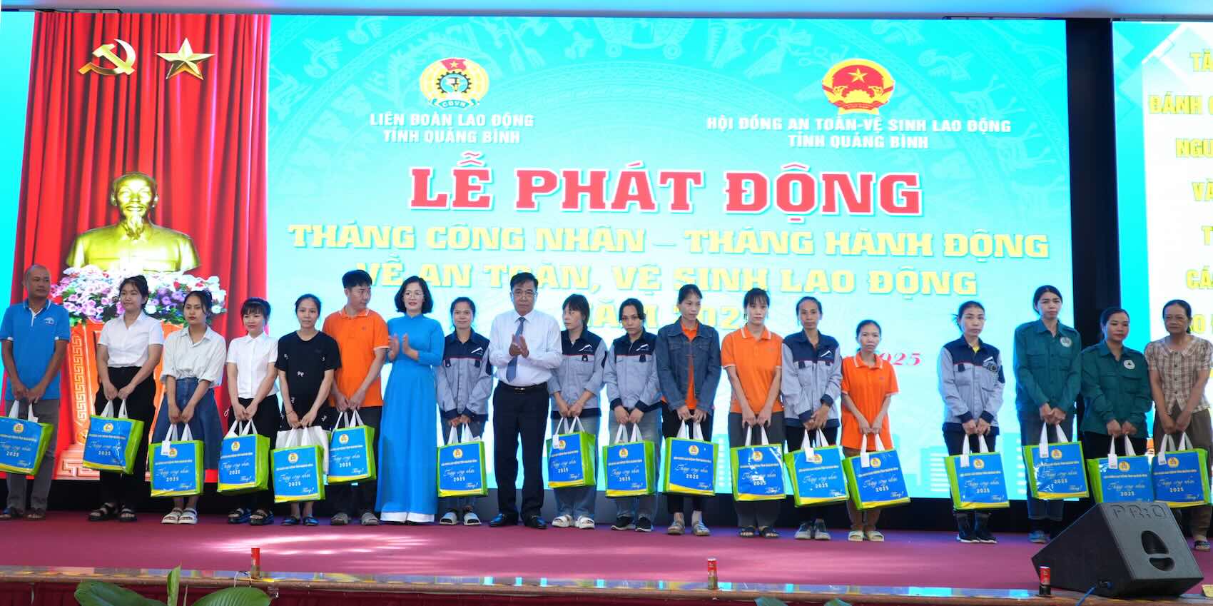 Leaders of Quang Binh province and representatives of the Provincial Federation of Labor presented gifts to union members in difficult circumstances at the launching ceremony of Workers' Month. Photo: Cong Sang