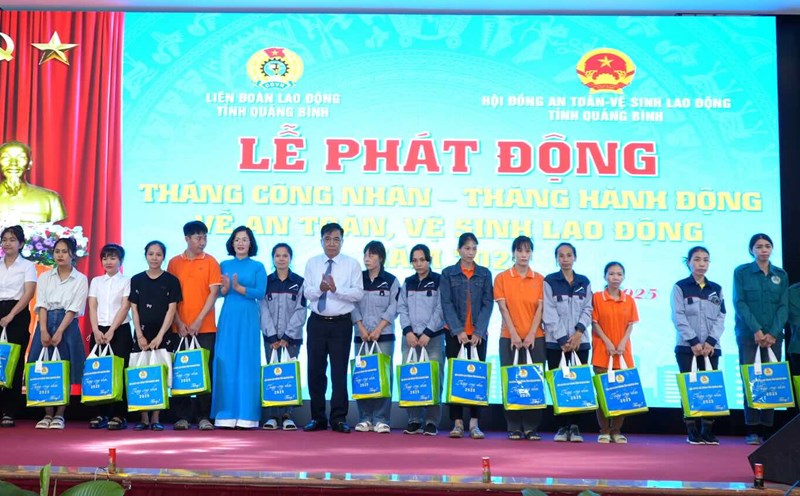 Leaders of Quang Binh province and representatives of the Provincial Federation of Labor presented gifts to union members in difficult circumstances at the launching ceremony of Workers' Month. Photo: Cong Sang
