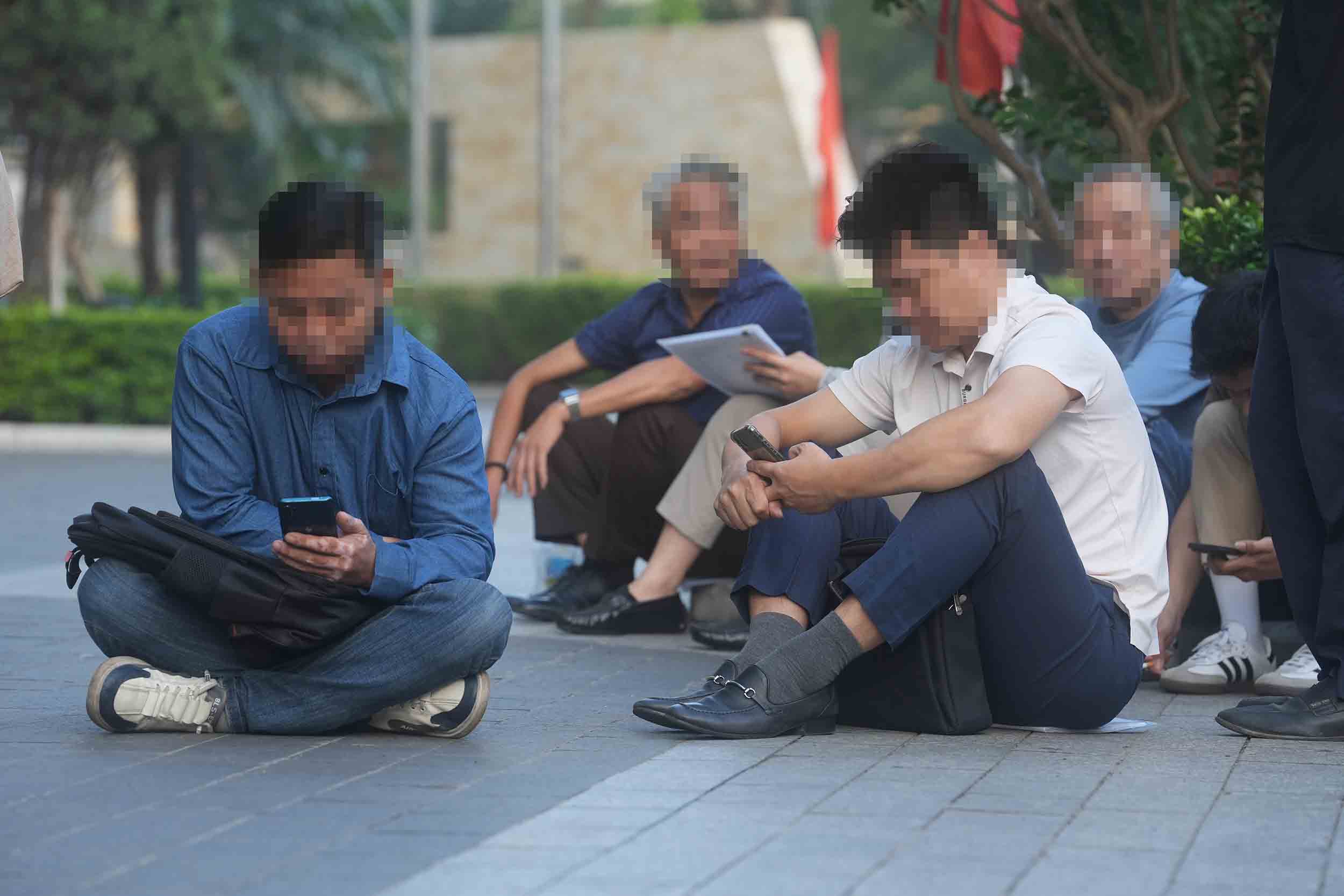 Nhieu nguoi dan cho doi de lam thu tuc hanh chinh. Anh: Huu Chanh