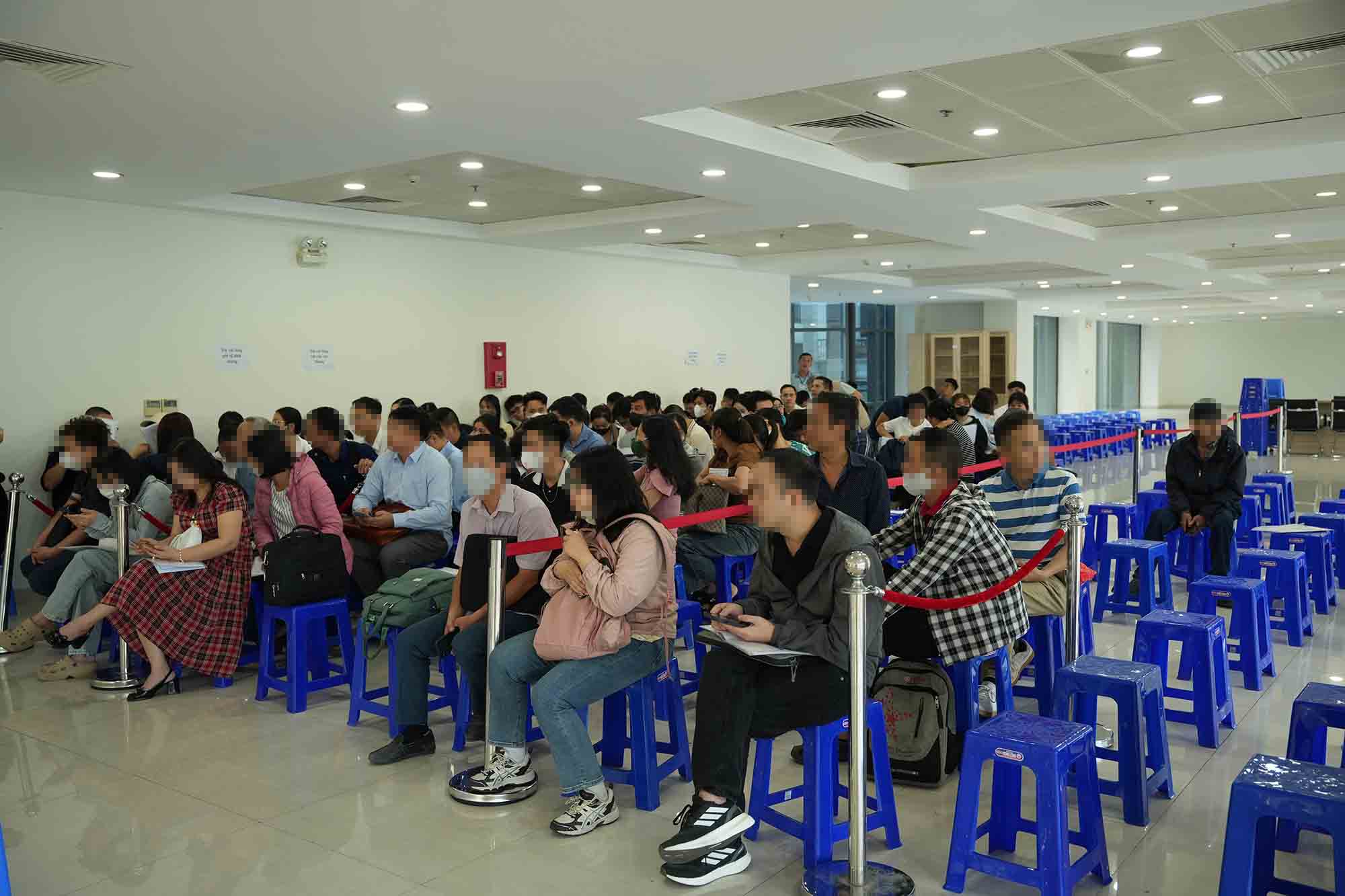 Den khoang 6h30, Trung tam phuc vu hanh chinh cong mo cua, bat dau tiep nhan ho so tu 8h. Anh: Huu Chanh