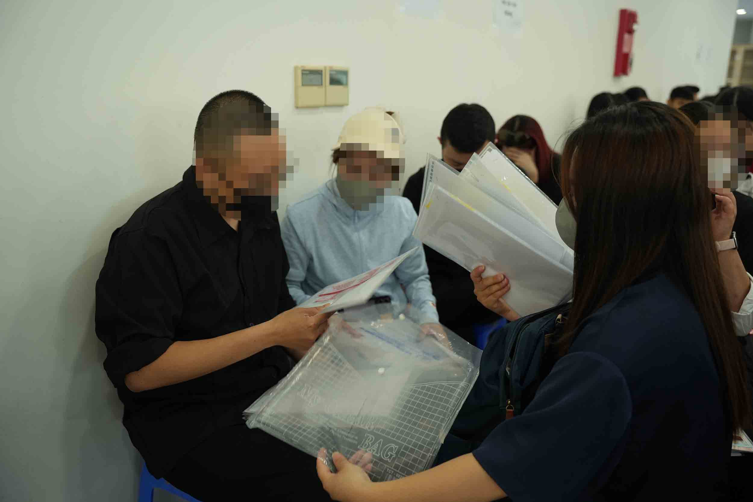 Phan lon nhung nguoi xep hang som deu la nguoi thuc hien thu tuc hanh chinh theo hop dong uy quyen. Anh: Huu Chanh