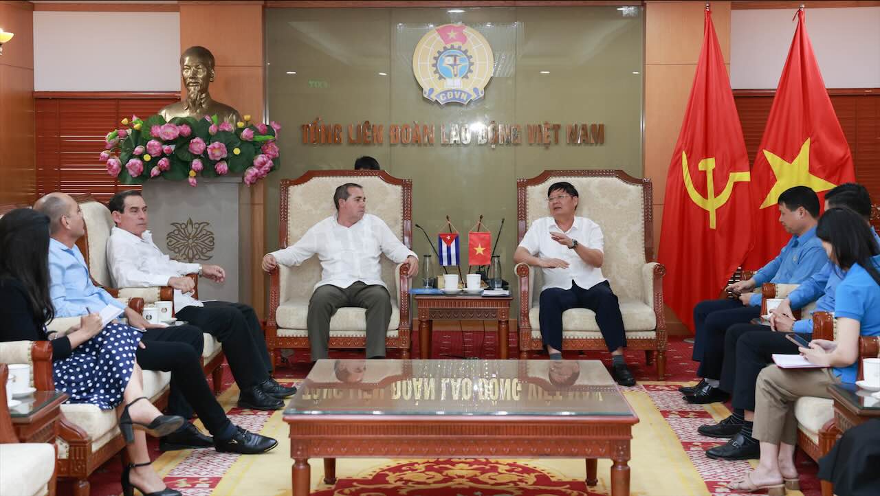 Phó chủ tịch Tổng LĐLĐVN Phan Văn Anh (bên phải) và  ông Misael Rodriguez Llanes, Tổng Thư ký Công đoàn Xây dựng Cuba. Ảnh: Hải Nguyễn 