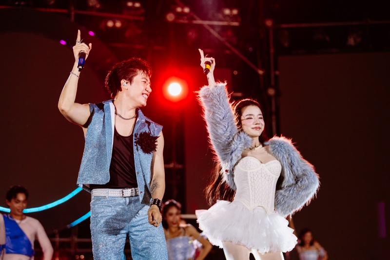 Anh Tu and Lyly performed at the IRCtire Motorbike Care Festival music event. Photo: Hoang Minh