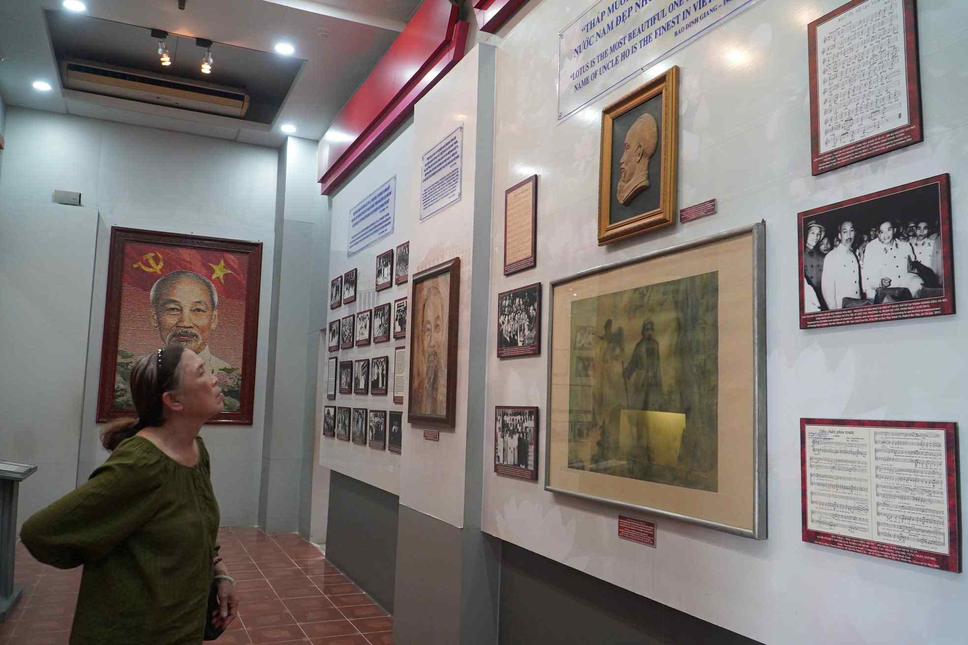 Ba Chu Thi Cai (tinh Binh Duong) nghen ngao khi nho lai nhung bai hoc lich su thoi con di hoc ke ve Bac Ho. Anh: Minh Tam