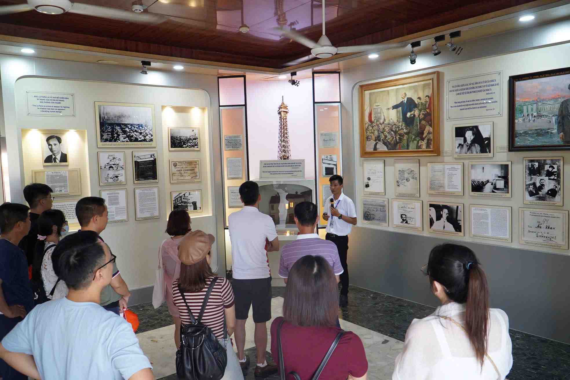 Ong Phan Van Minh – Pho truong phong Tuyen truyen Giao duc cua bao tang Ho Chi Minh – chi nhanh TPHCM chia se ve cau chuyen Bac Ho ra di tim duong cuu nuoc. Anh: Minh Tam
