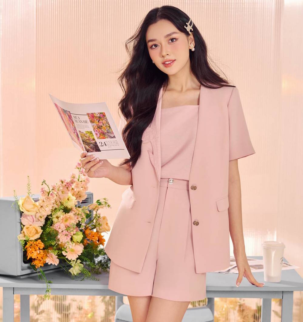 Quần short kết hợp blazer tạo nên phong cách thanh lịch, năng động. Ảnh: Thanh Sơn/Ivy