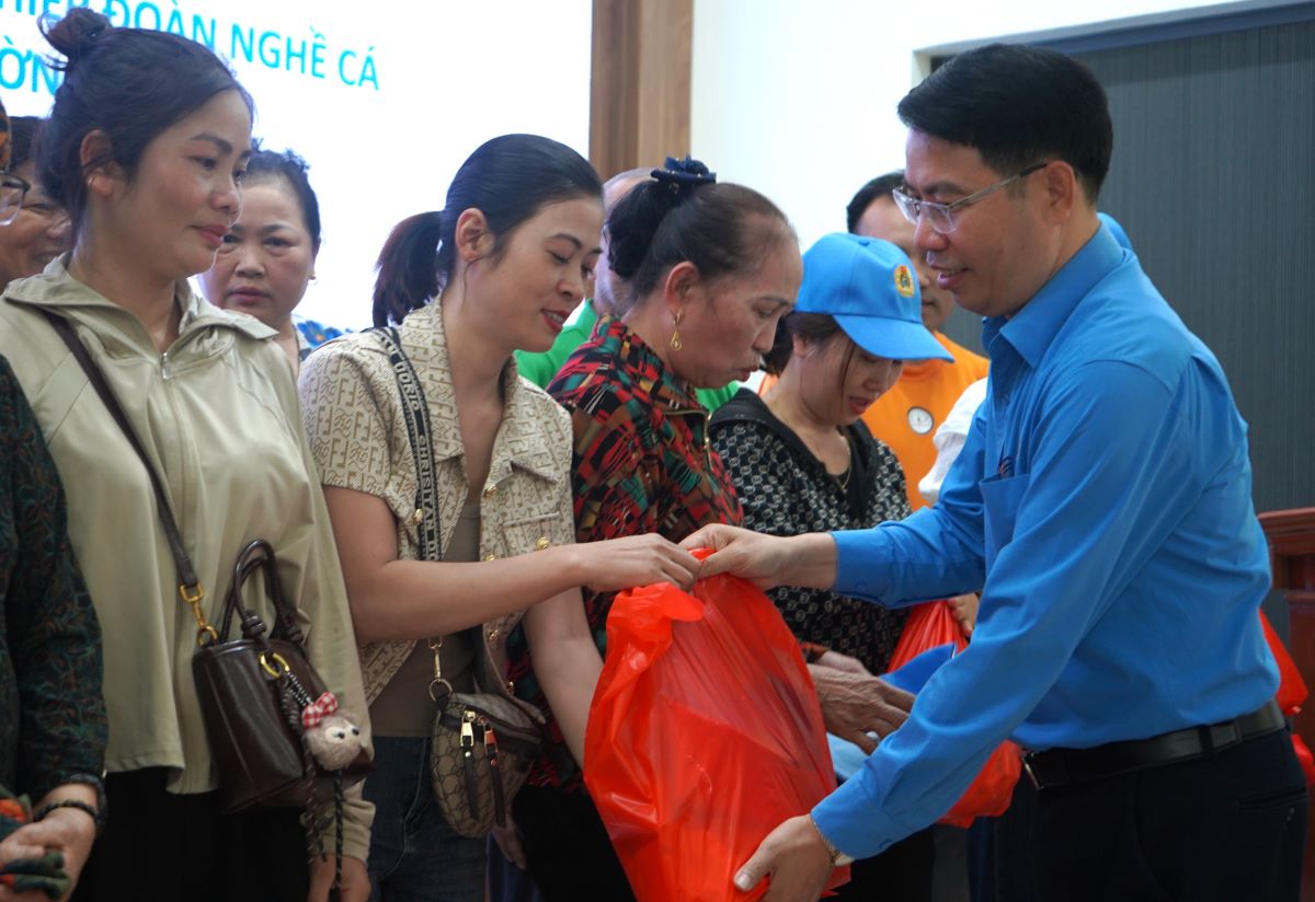 El lider de la Liga de la Marina entrego regalos a los miembros de la delegacion. Imagen de la mañana