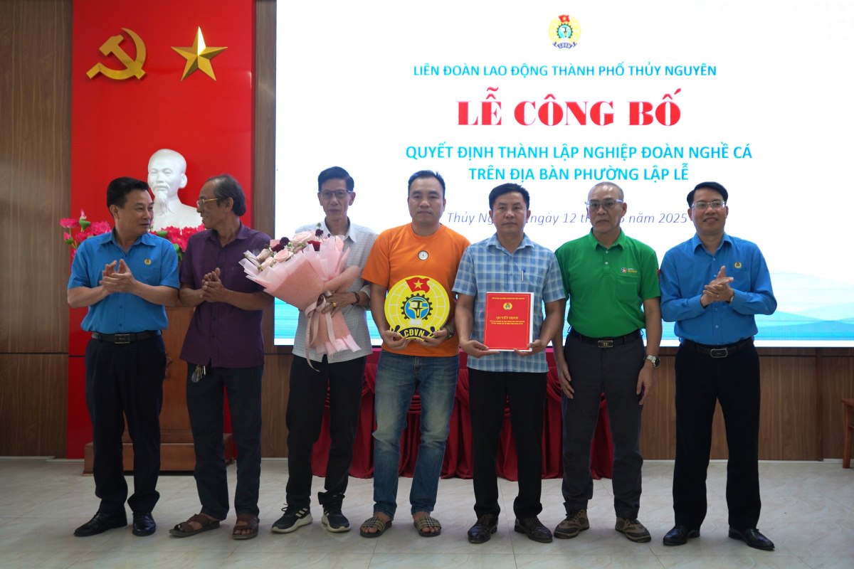 LĐLĐ TP Thủy Nguyên trao quyết định thành lập nghiệp đoàn cơ sở. Ảnh: Mai Dung