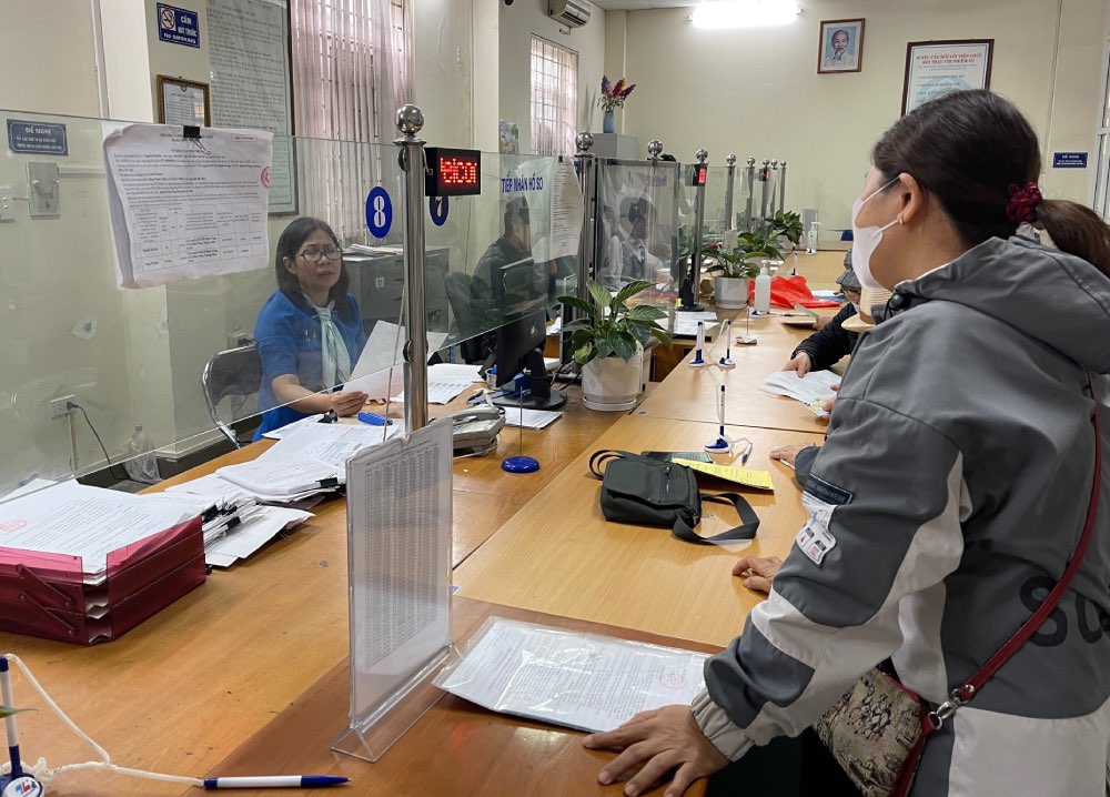 Los funcionarios de la salud y la seguridad laborales aconsejan a los trabajadores sobre el regimen de enfermedad. Imagen: Ha Ang