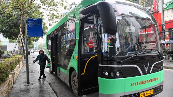 Se modifican varias lineas de autobuses para la construccion de la estacion subterranea S12 de la linea de metro Nhonhon - estacion de Hanoi. Imagen de Transerco