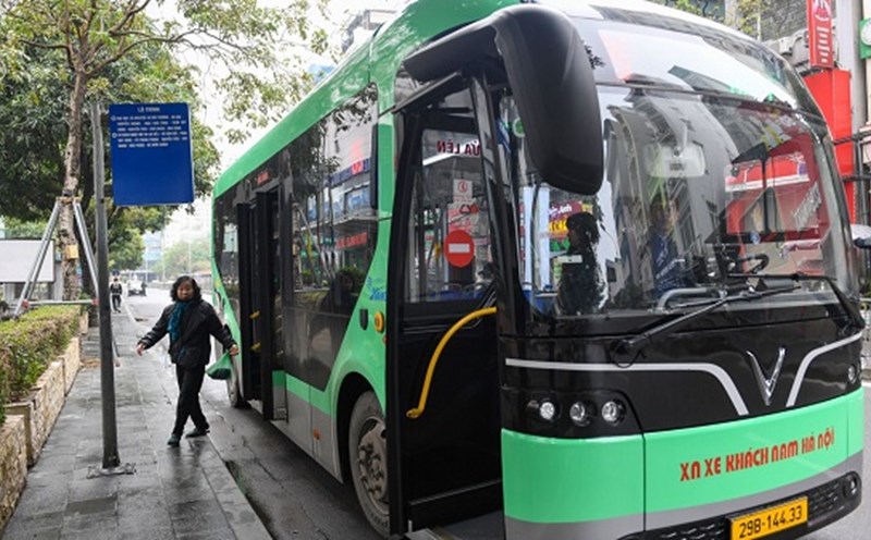 Adjusting many bus routes to construct the S12 underground station of the Nhon - Hanoi Railway Station metro line. Photo: Transerco