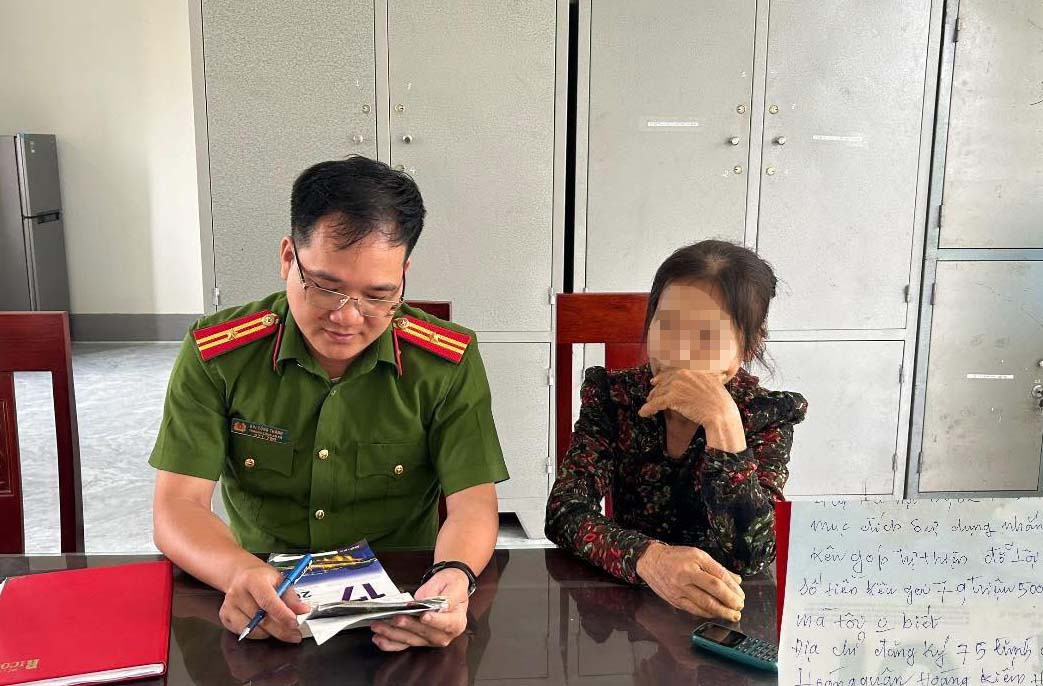 Bà T trình báo về việc mình bị người lạ gọi điện xưng Trưởng Công an xã nhằm lừa đảo. Ảnh: Công an Hà Tĩnh.