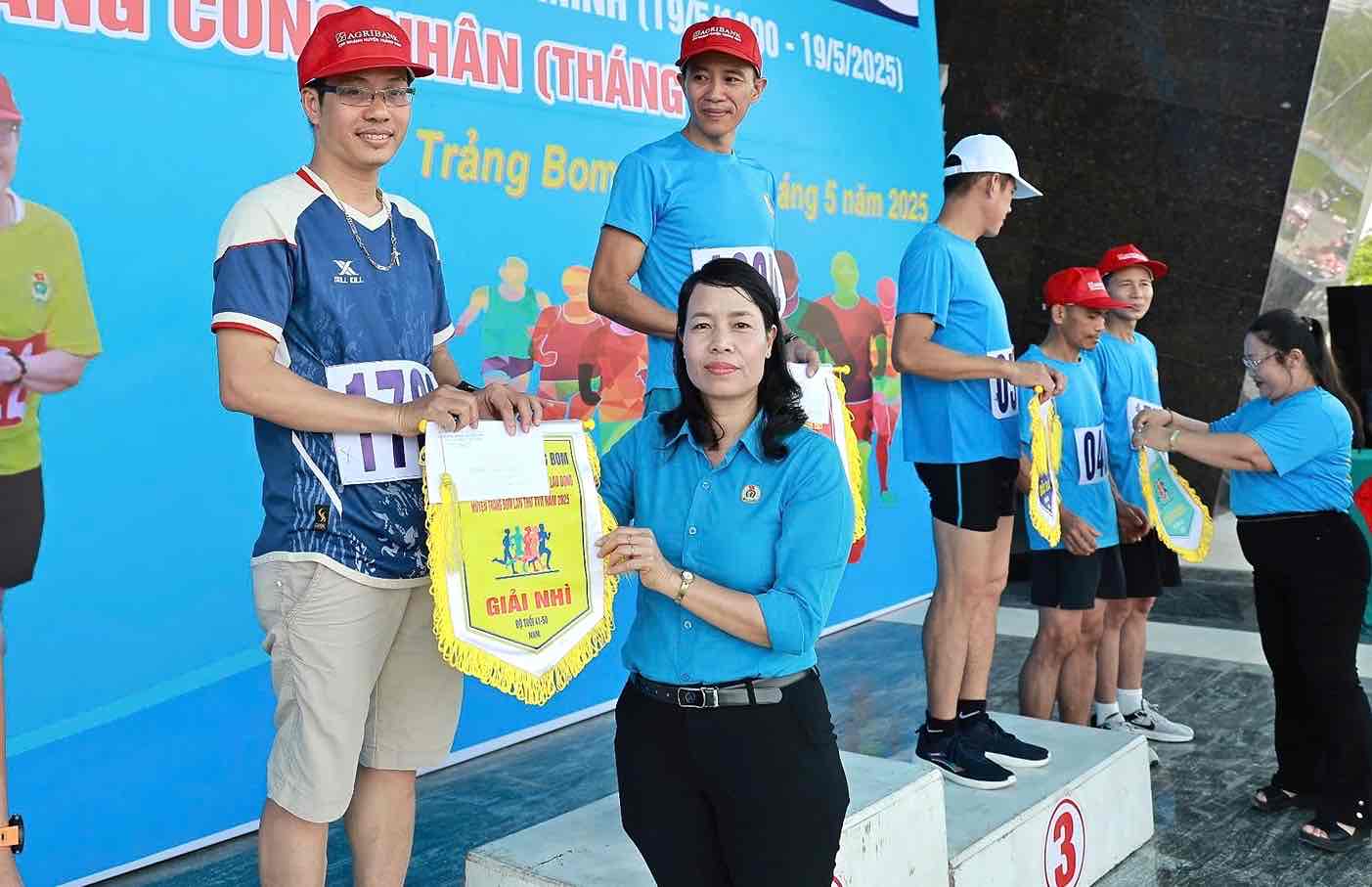 President of Trang Bom District Labor Federation Tran Thi Hong Thao presented awards to athletes who are workers, civil servants, and laborers participating in the field trip. Photo: Trang Bom District Labor Federation