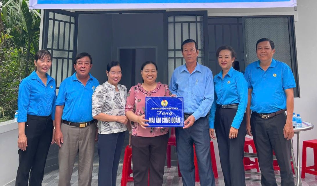 Lãnh đạo LĐLĐ tỉnh Sóc Trăng và huyện Kế Sách trao tặng nhà Mái ấm Công đoàn cho đoàn viên Trần Thị Bé. Ảnh: LĐLĐ huyện Kế Sách